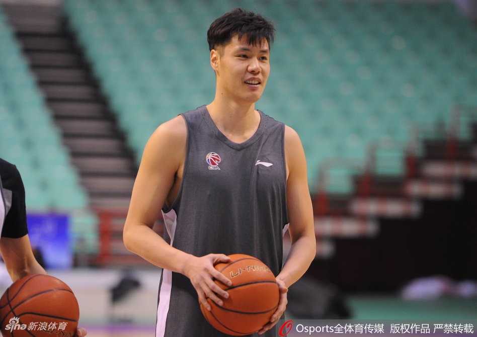 辽篮赛前备战欢乐多,郭艾伦搞怪耍宝成“开心果” 训练场上,郭艾伦表情夸张地运球突破,搞怪本色显露无遗,引得队友忍俊不禁。