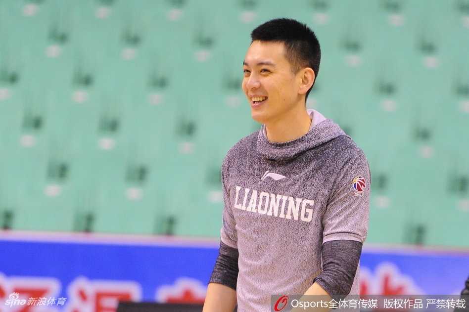 辽篮赛前备战欢乐多,郭艾伦搞怪耍宝成“开心果” 训练进入高强度对抗环节,郭艾伦表情严肃地持球突破,汗水浸湿了球衣,展现出赛前备战的认真态度。