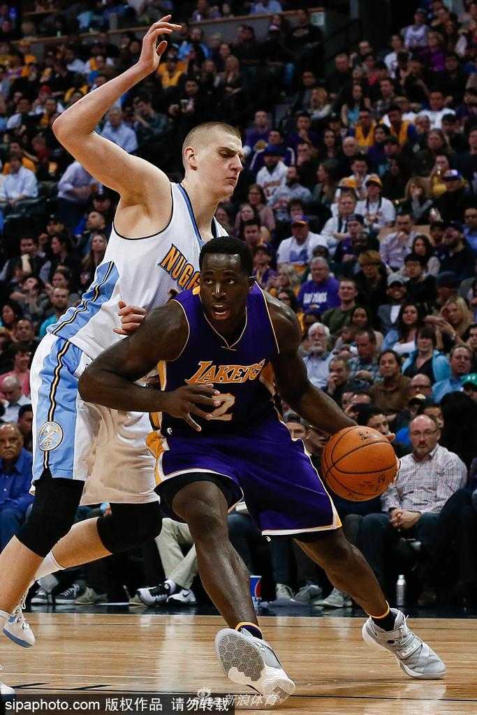 巴斯在备战的间隙独自加练中距离投篮，皮球划过一道完美的弧线空心入网，他的目光紧紧跟随篮筐，神情中透露出对自己看家本领的绝对自信。