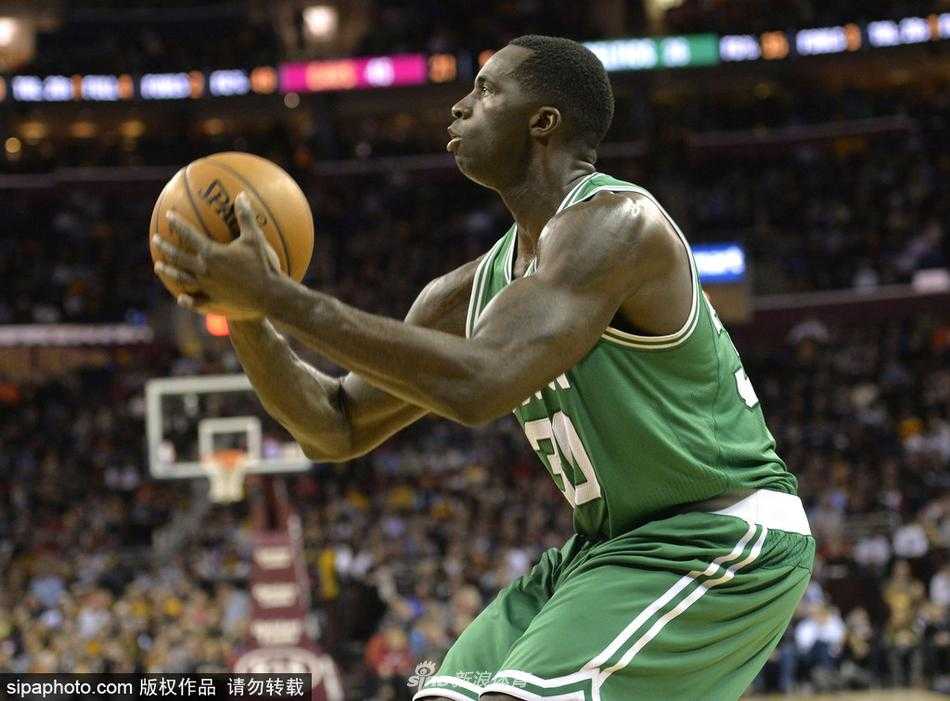 巴斯在训练中完成一记势大力沉的双手灌篮，他单手挂框，身体在空中形成一张拉满的弓，仿佛要将所有的能量都倾注在沈阳的这个新舞台上。