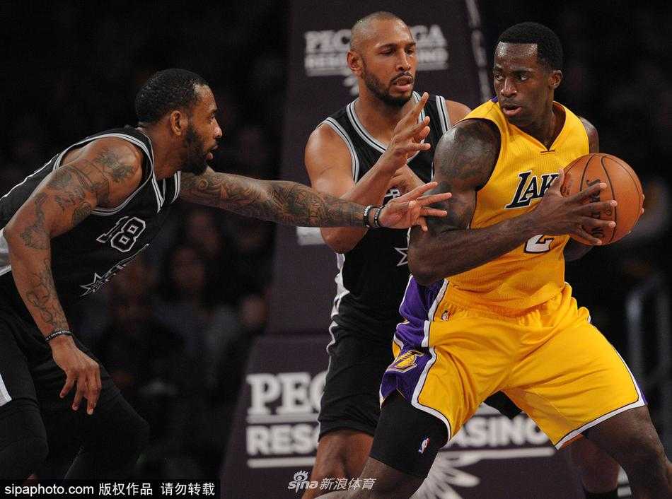 刚下飞机的巴斯在机场被热情的辽宁球迷团团围住，他面带微笑为球迷签名，身上还穿着那件标志性的训练外套，身后是繁忙的国际到达出口。