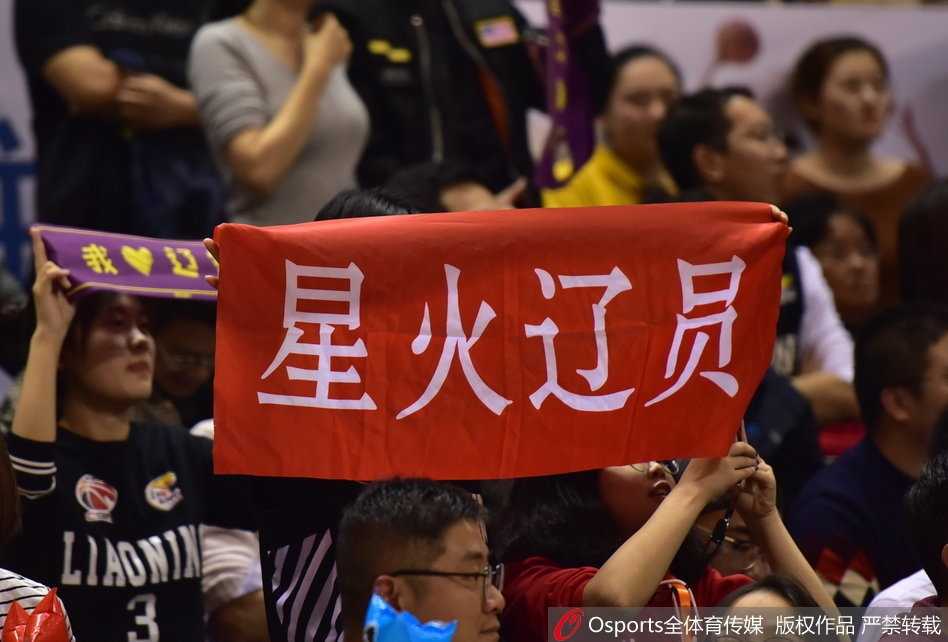 辽篮远征军苏州河畔震天吼 一片赤诚铸就客场最强第六人 赛后辽宁队员集体走向球迷看台鞠躬致谢,郭艾伦赤裸上身挥手示意,看台上的球迷伸出手臂试图触碰心中的英雄,场面令人动容。