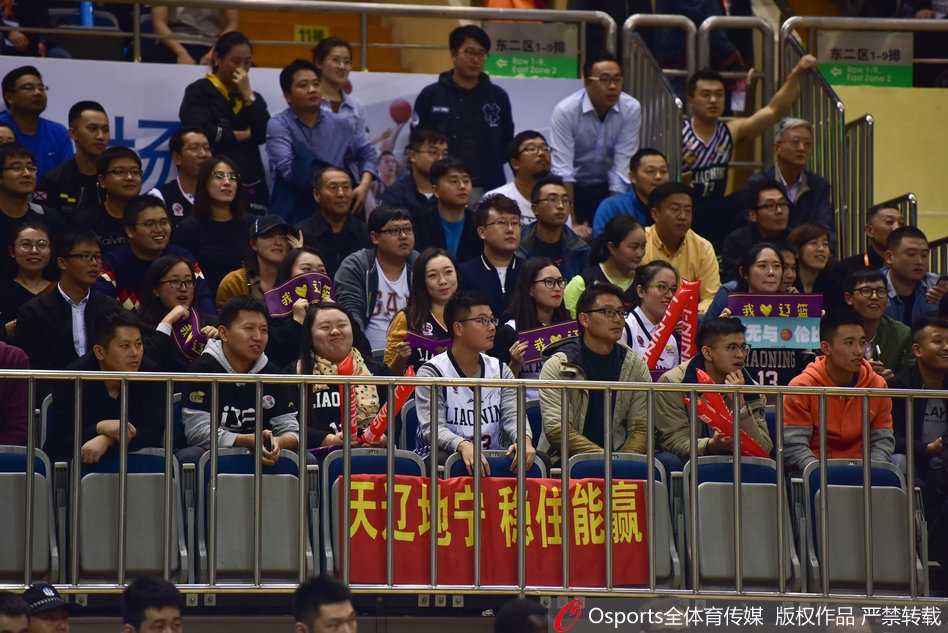 辽篮远征军苏州河畔震天吼 一片赤诚铸就客场最强第六人 数百名辽宁球迷在苏州体育馆看台拉起巨型横幅,蓝白相间的助威方阵如同流动的海洋,他们张开双臂集体呐喊,气势完全压过主场。