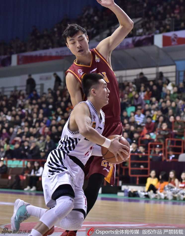 郭艾伦如利刃般杀入内线，在广厦队多人围堵的严密防线中，依然自信地抛投出手，瞬间点燃了主场球迷的热情。