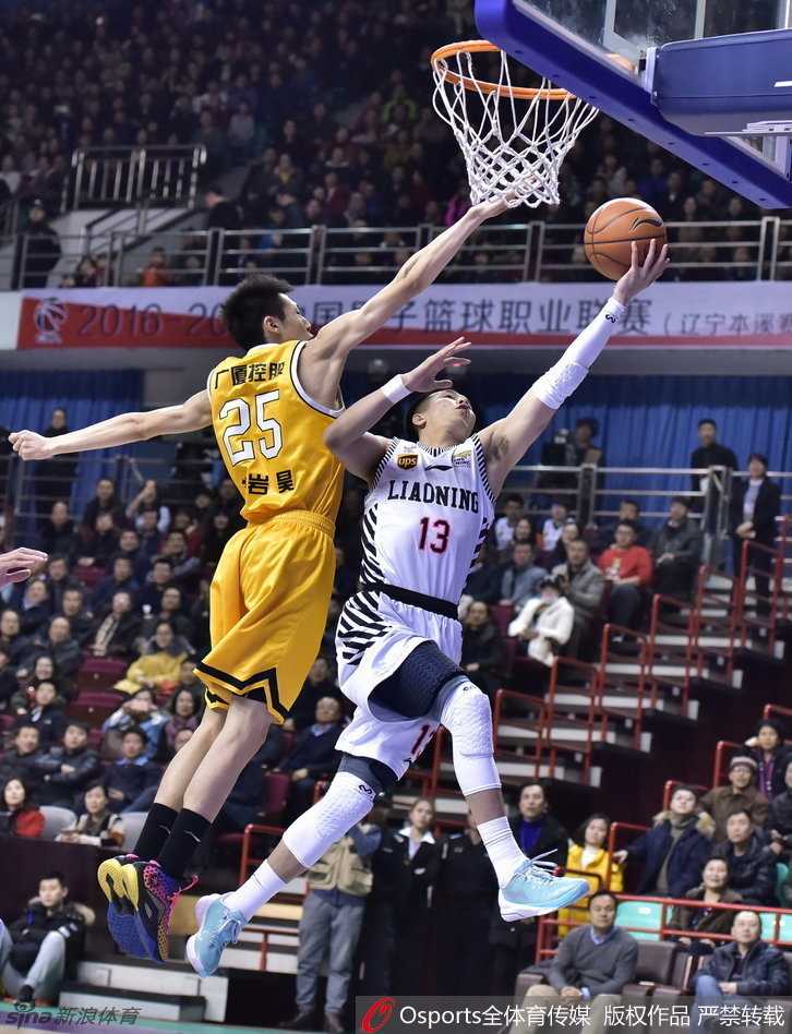 辽篮铁骑破长风 众将齐心谱华章 郭艾伦如闪电般撕破防线,他单手持球蓄势待发,眼神凌厉地望向篮筐,面前只剩空荡荡的禁区,一次摧城拔寨的快攻即将上演。