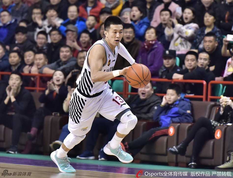 辽篮铁骑破长风 众将齐心谱华章 韩德君在内线占据绝对优势,他背身单打,肩膀微微一靠挤开防守空间,随即翻身跳投,篮球划过一道美妙的弧线,精准钻入网窝。