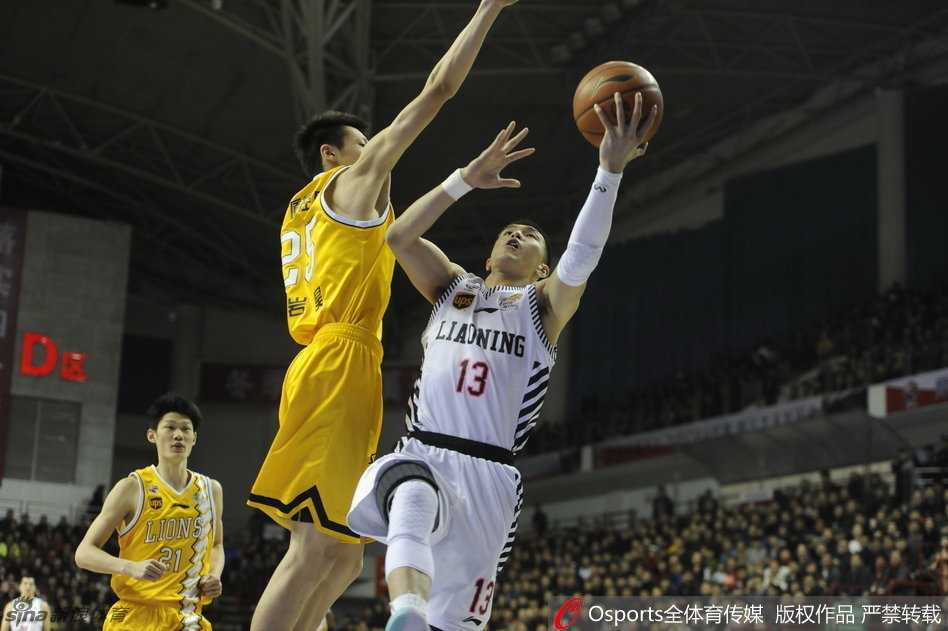 辽篮铁骑破长风 众将齐心谱华章 兰多夫在罚球线上稳稳出手,篮球空心入网。他表情专注而坚定,作为内线支柱,每一次站在罚球线上都为球队贡献着宝贵的分数。