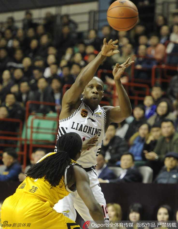 辽篮铁骑破长风 众将齐心谱华章 韩德君奋力跃起,张开巨掌封盖对手的投篮,巨大的手掌仿佛遮天蔽日,守护着辽宁队的禁区,展现了内线防守大闸的威慑力。