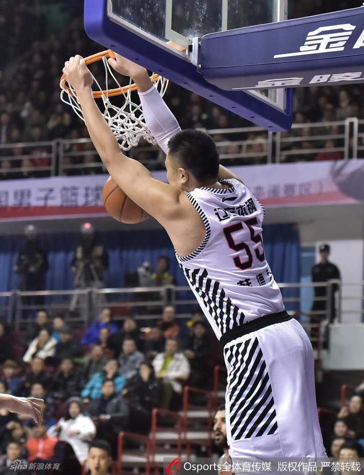 “黑煞”兰多夫在三人合围之下毫无惧色，他沉肩发力，用强壮的身体扛开防守，硬生生在禁区撕开一道裂缝，完成霸气内线强打。