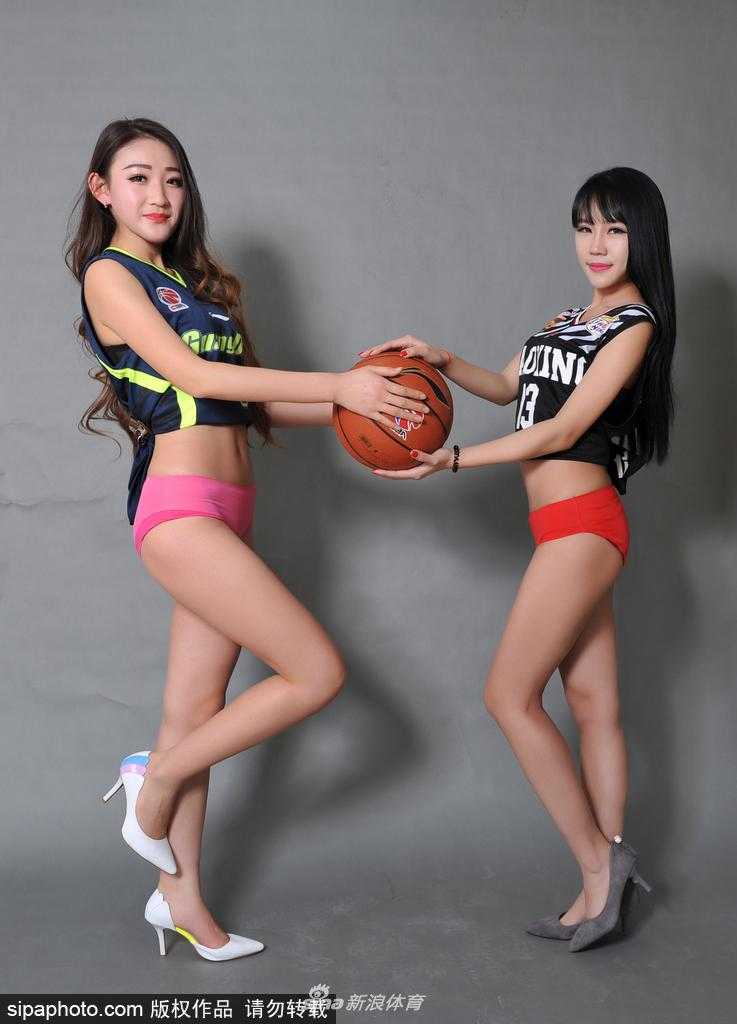 镜头聚焦于篮球宝贝的候场瞬间，她们面带微笑，眼神中透露出对舞台的渴望与自信，紧身的运动装备彰显着青春的活力与健美。