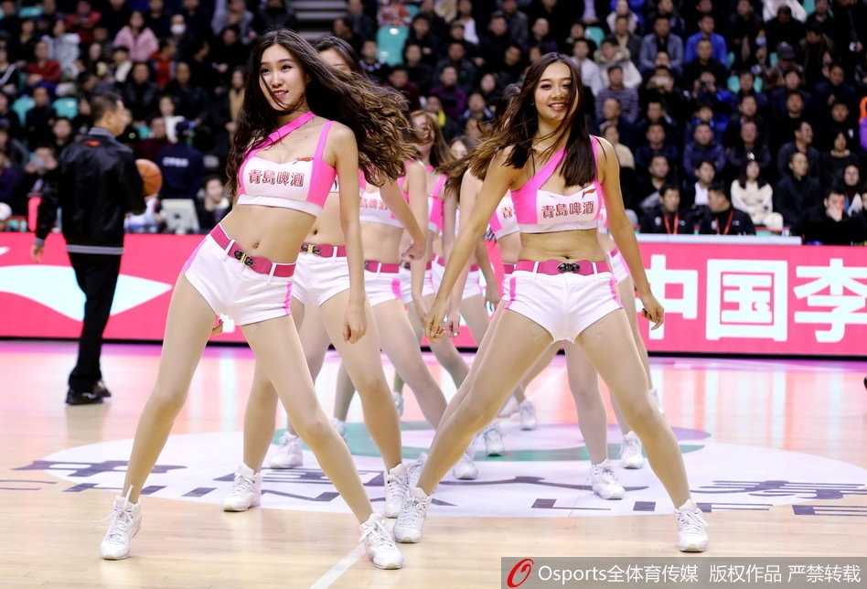 表演结束后，篮球宝贝们向观众席挥手致意，她们脸上带着自信的微笑，与看台上热情的球迷互动，为这次精彩的间歇表演画上完美句号