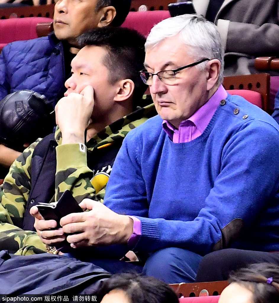 赛前热身时段，朱芳雨微微侧身，与恩师尤纳斯低声交谈，仿佛在分享着对场上球员表现的独到见解，眼神中流露出对昔日并肩作战时光的怀念。