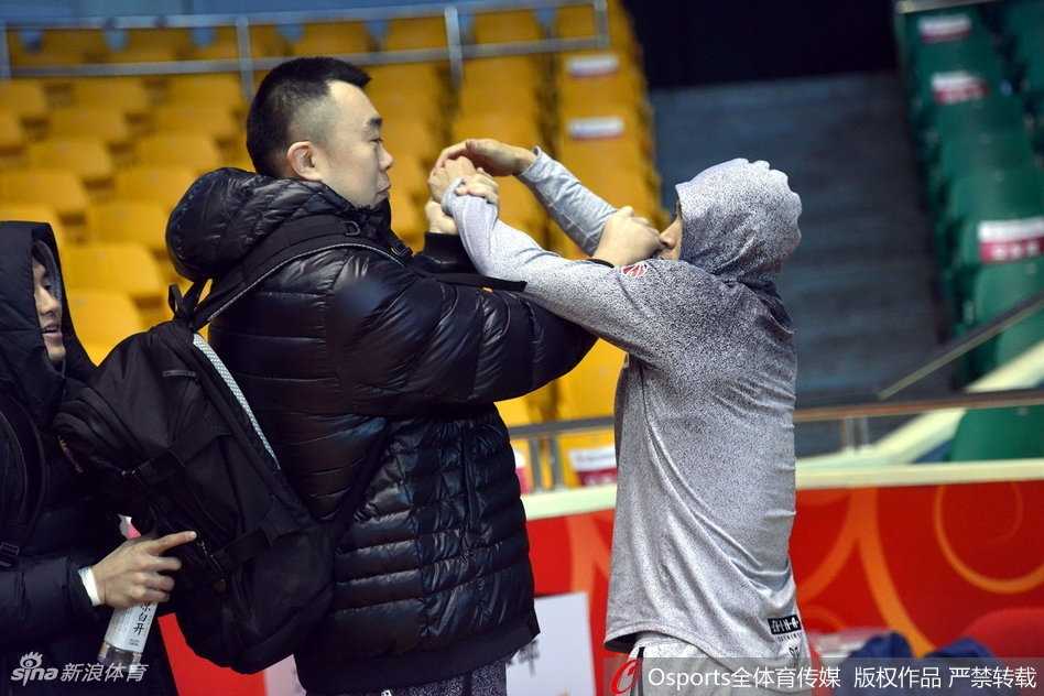 辽鲁大战前奏:山东男篮赛前训练场变“老友记”,欢声笑语预热硬仗 训练尾声,两队球员依依不舍地准备离场,山东队外援与辽宁队球员并肩走向场边,勾肩搭背,仿佛还意犹未尽,让人更加期待晚上的对决