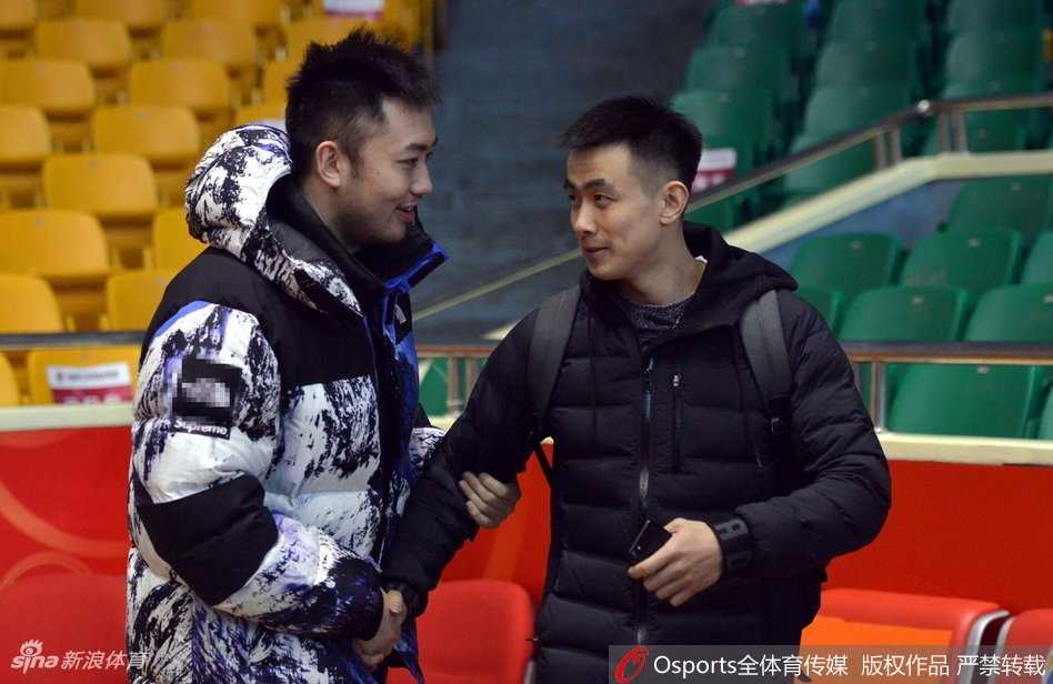 辽鲁大战前奏:山东男篮赛前训练场变“老友记”,欢声笑语预热硬仗 山东队年轻后卫张辉在运球时,遭遇了辽宁队好友高诗岩的严防死守,但这并非真正的对抗,而是朋友间带有嬉闹性质的亲密互动