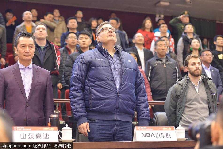 达拉斯情缘:小尼尔森济南观战,见证丁彦雨航领军主场大胜八一 看台之上,小尼尔森目光如炬,紧盯着场上飞奔的丁彦雨航,手中的笔随时准备记录下每一个闪光瞬间。