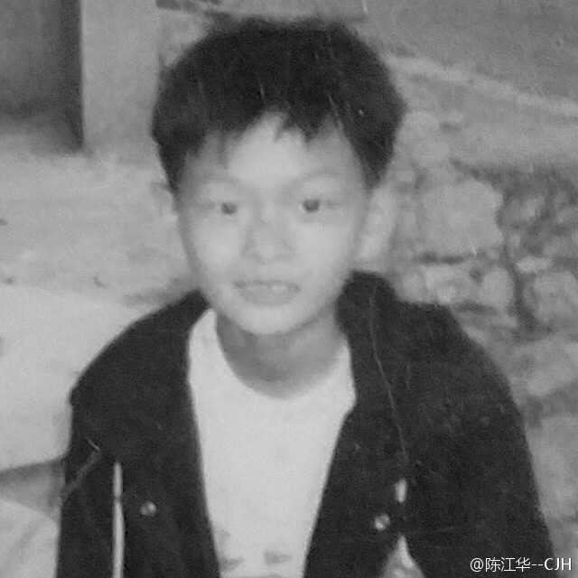 少年陈江华在训练场上接受严师指导，稚气未脱的脸庞上写满了专注与倔强