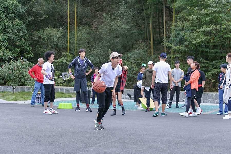 王源在球场上大步流星地运球突破，白色T恤被汗水浸透贴在身上，卡其色帽子下的侧脸轮廓分明，充满了少年特有的力量美感。