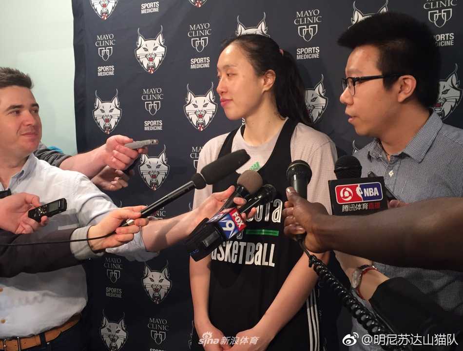 邵婷身披山猫队9号战袍，在镜头前露出自信而温暖的微笑，蓝色的球衣映衬着她坚定的眼神，仿佛在无声地诉说着对未来的憧憬。