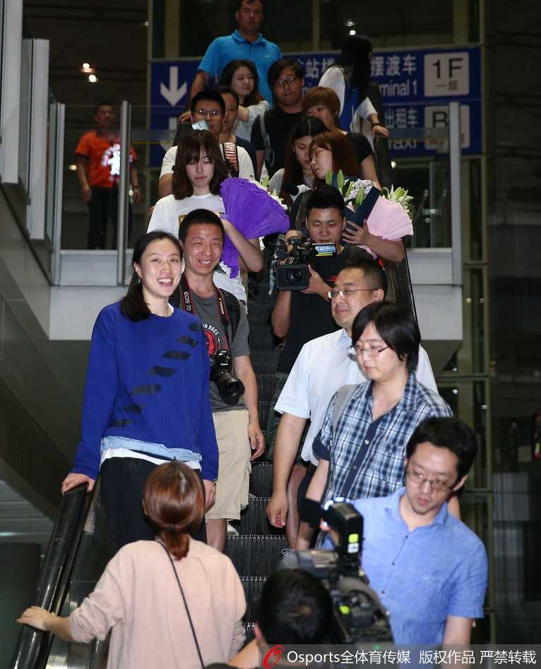 邵婷美国特训归来抵达北京 手捧鲜花笑容灿烂 刚下电梯的邵婷立刻被媒体和人群簇拥,成为全场的焦点