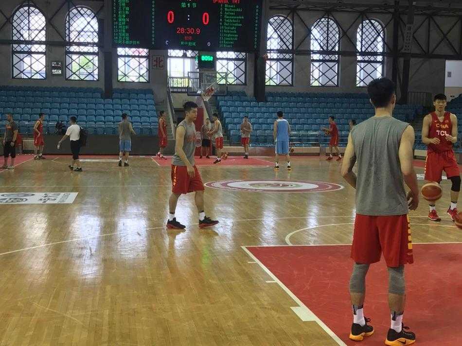 训练场上邹雨宸正在进行持球突破，面对沈梓捷的贴身防守，他丝毫不落下风，肌肉线条分明，展现了极佳的恢复情况与核心力量。