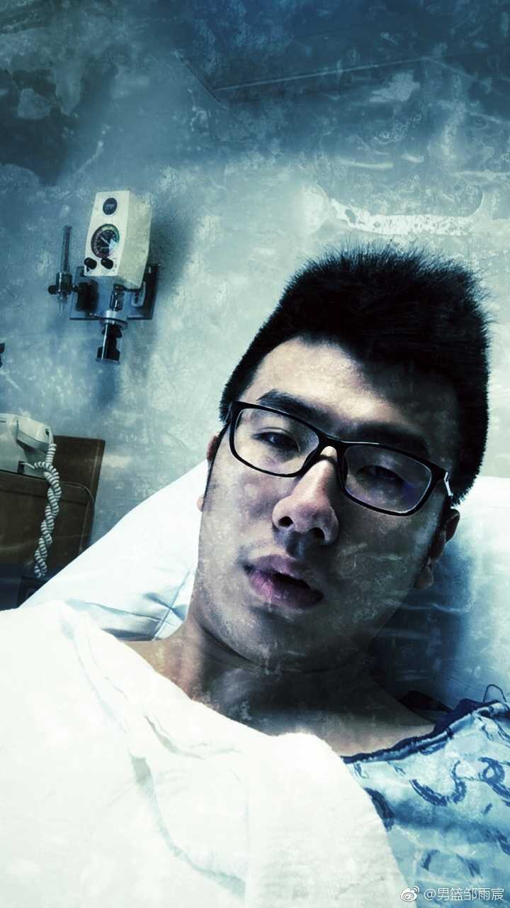 邹雨宸躺在病床上，虽然略显疲惫，却依然对着镜头竖起大拇指，眼神中透露出不屈的坚定。