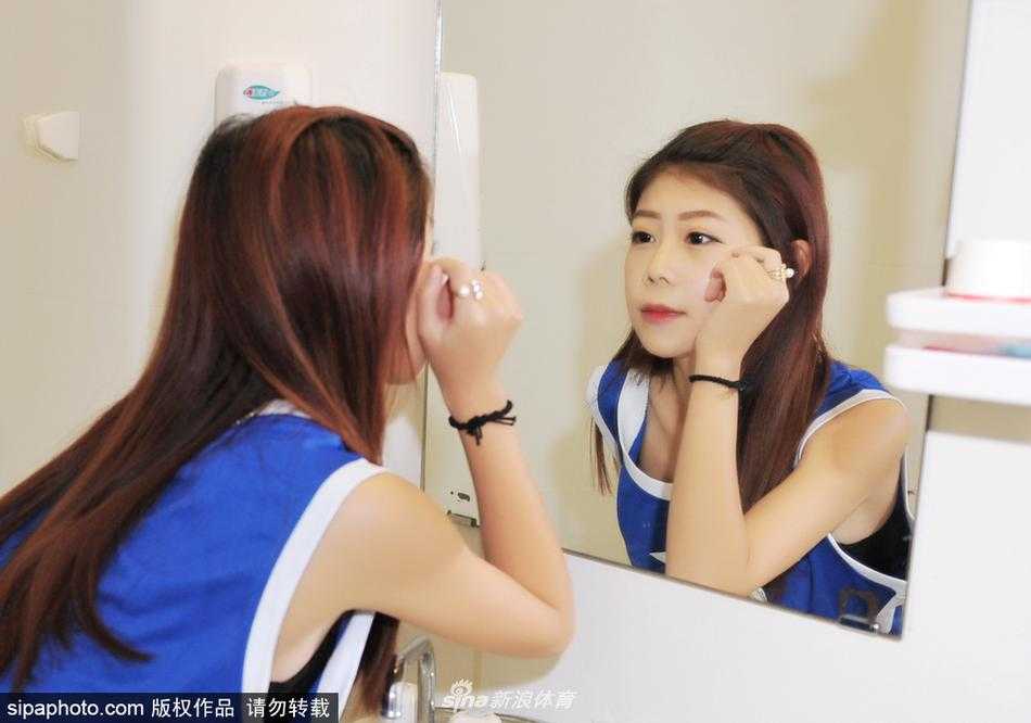 邻家女神诞生记:辽宁篮球宝贝浴室清新写真曝光 镜头特写女孩精致的侧脸,水珠滑过脸颊,在暖黄色灯光下宛如出水芙蓉般清新自然