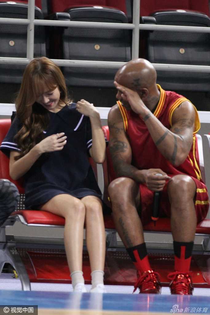 郑秀妍在电影《我是马布里》的镜头前，她眼神温柔而坚定，展现出角色独特的知性美