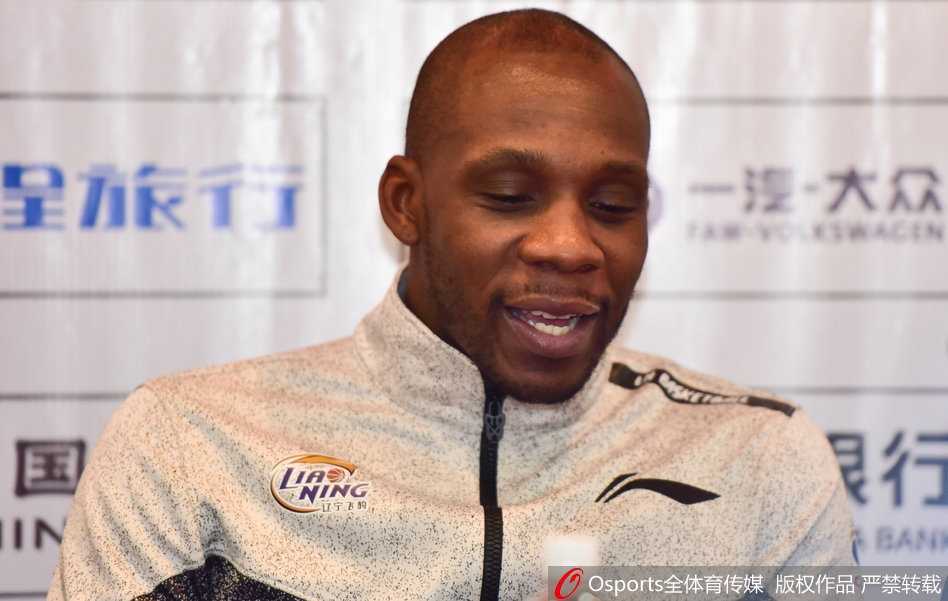 发布会现场的媒体记者们纷纷将镜头对准郭士强和哈德森，记录下这场大胜后的发言。