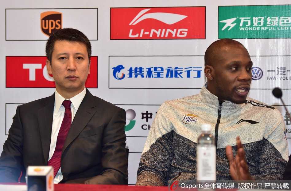 郭士强在发布会上认真倾听记者提问，身旁的哈德森若有所思地看向一侧。