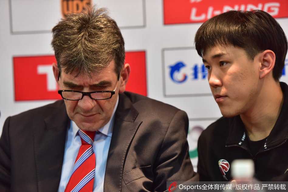 发布会结束后，郭士强与哈德森起身离席，两人神情轻松，显然对球队表现十分满意。