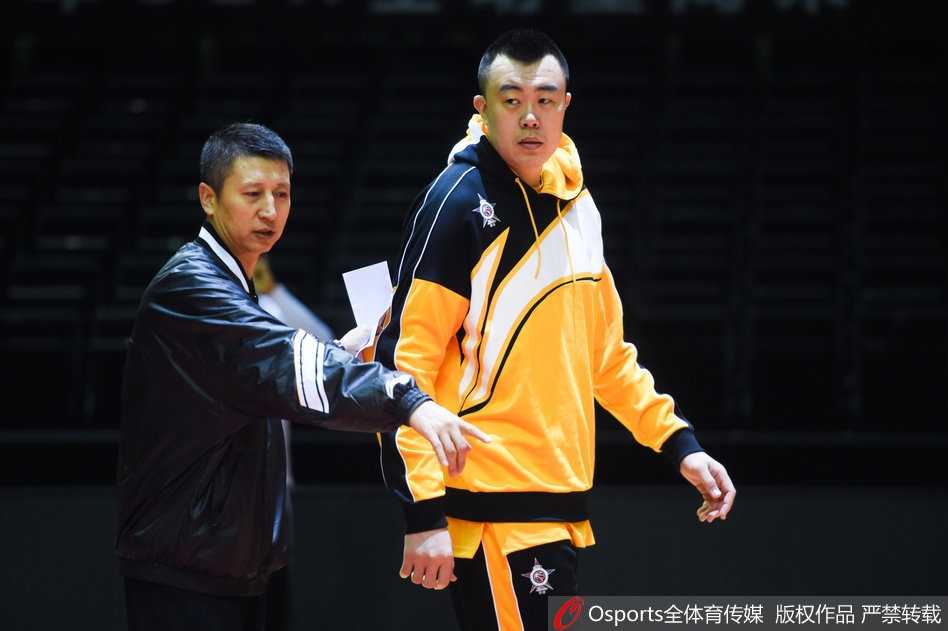 面对郭艾伦无休止的“骚扰”，韩德君终于转过身来，伸出巨大的手掌似乎要“反击”，两人就这样在训练场边你一言我一语地斗起嘴来，画面充满了喜感。