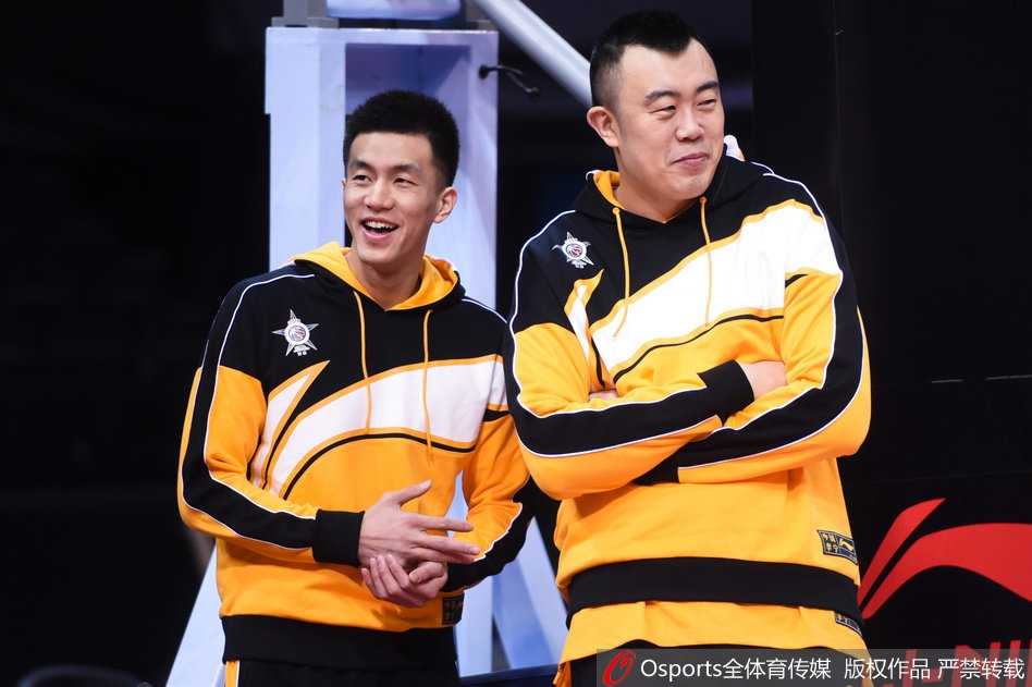 韩德君望着搞怪的郭艾伦，眼神中满是笑意与包容，仿佛在说“又拿我没办法”，而郭艾伦则在一旁自顾自地表演，这对辽宁队的活宝组合总能给身边的人带来欢乐。