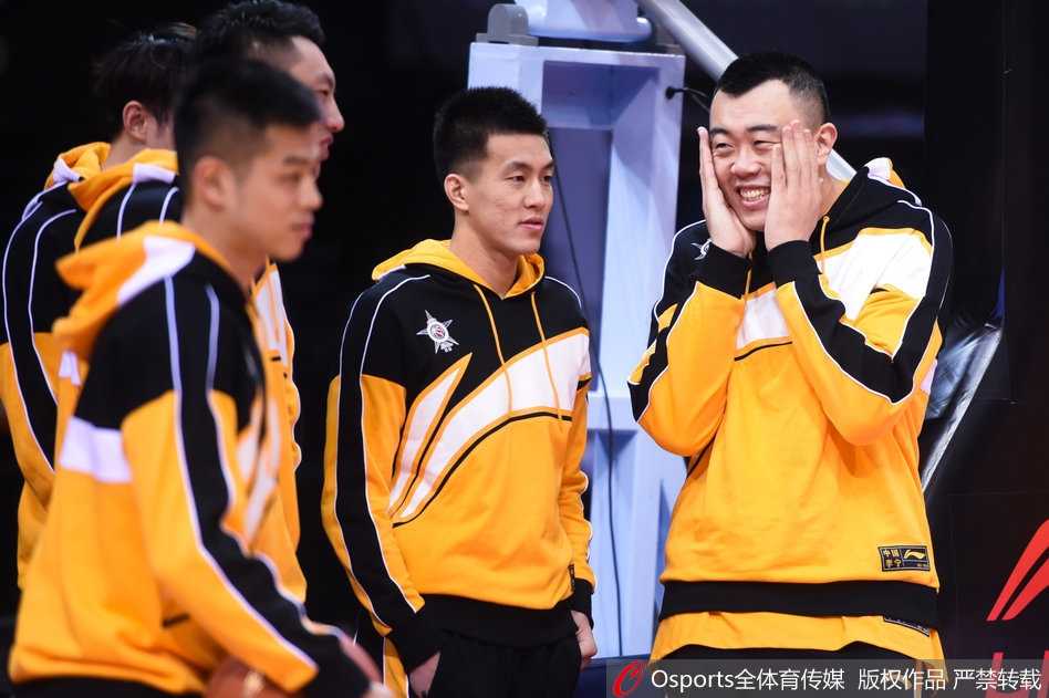 韩德君在训练间隙独自练习，虽然体型庞大，但手上的动作却十分柔和，他正在为即将到来的全明星正赛做着准备，脸上带着标志性的憨厚表情。