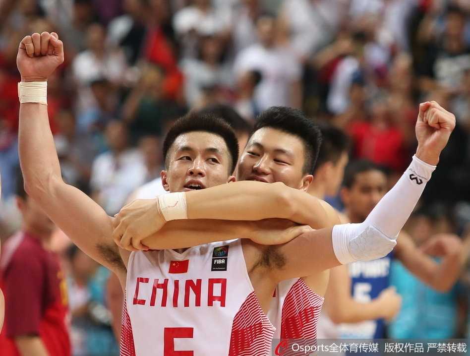 郭艾伦从青涩少年到亚洲顶尖后卫的热血进化史 面对双人包夹的严密防守,郭艾伦毫无惧色,凭借娴熟的控球技巧和爆发力强行撕开防线,展现出亚洲顶尖后卫的突破能力。