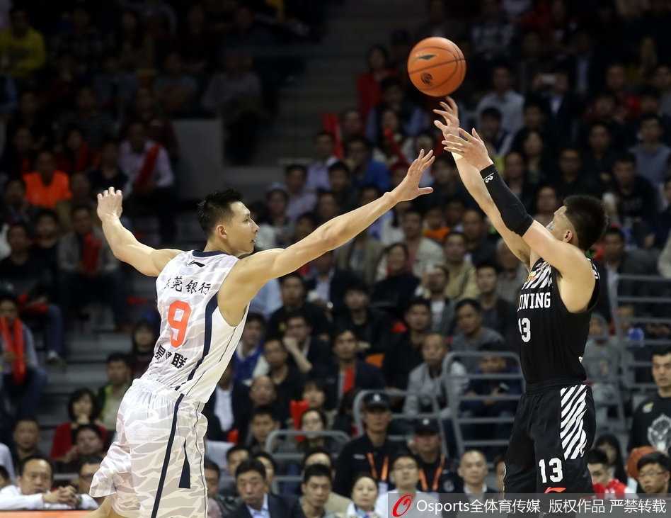 郭艾伦从青涩少年到亚洲顶尖后卫的热血进化史 24岁生日夜的赛场上,郭艾伦面对防守球员,神情专注而坚毅,用一记精准的跳投为辽宁队贡献关键分数,全场他轰下了30分。