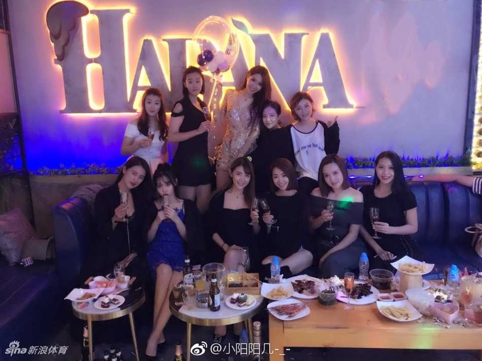 郭艾伦前女友马阳阳庆生宴,一众长腿女神齐聚惊艳时光 寿星马阳阳在生日派对上笑靥如花,身着一袭简约装扮,难掩其高挑出众的模特气质