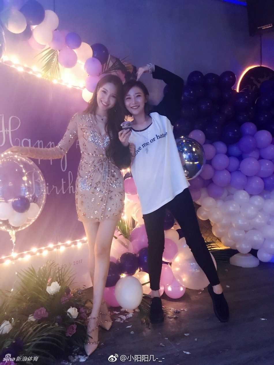 郭艾伦前女友马阳阳庆生宴,一众长腿女神齐聚惊艳时光 派对现场的另一位女神,随意一个姿势都散发着自信的光芒,一双逆天长腿格外吸睛