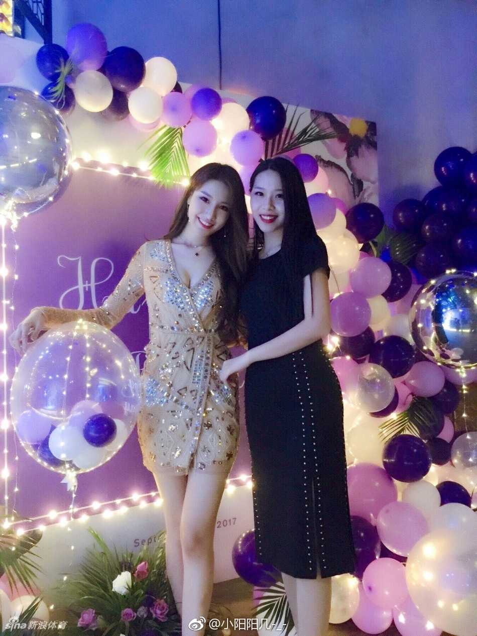 郭艾伦前女友马阳阳庆生宴,一众长腿女神齐聚惊艳时光 马阳阳与蛋糕的合影,精致容颜在烛光映照下更显温柔,氛围感拉满