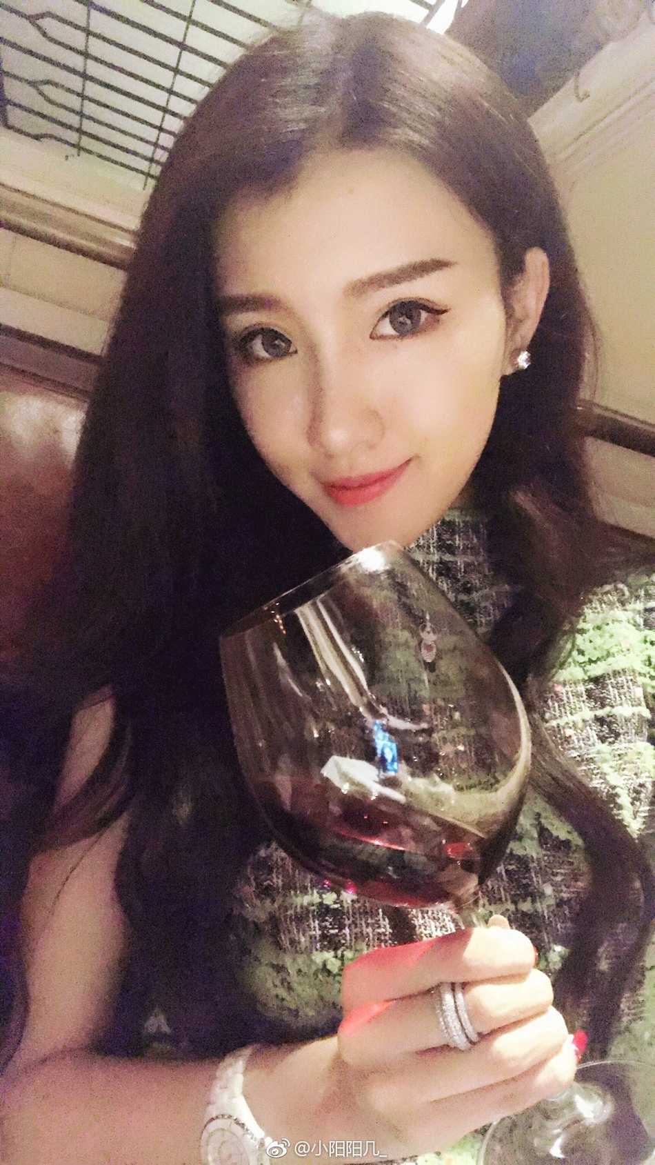 郭艾伦前女友马阳阳近况,从模特到珠宝设计师的华丽转身 证件照中的马阳阳清秀脱俗,精致的五官和明亮的眼神打破了证件照必丑的魔咒