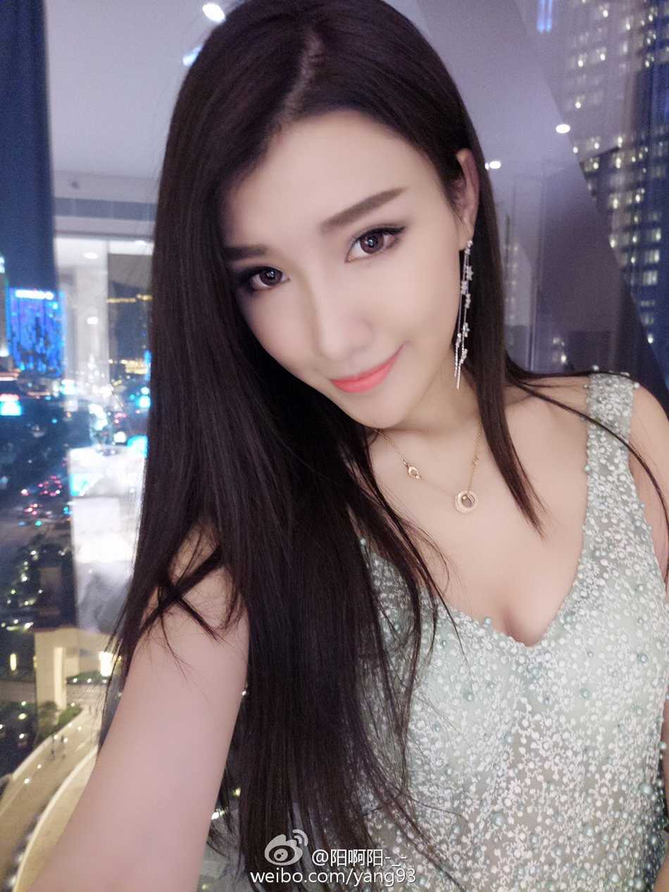 郭艾伦前女友马阳阳近况,从模特到珠宝设计师的华丽转身 马阳阳秀出一双笔直修长的美腿,自信从容的姿态将模特的专业风范展现得淋漓尽致