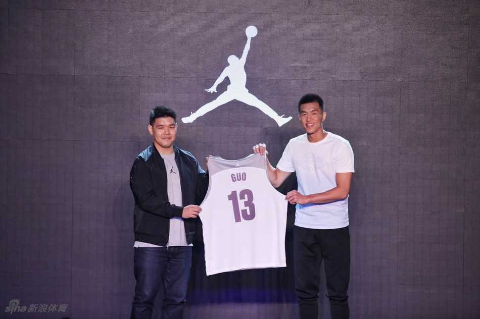 AJ品牌发布的郭艾伦炫酷海报，光影交错间突显其冷峻面容与犀利眼神，象征着他作为品牌亚洲首位代言人的全新征程与历史性时刻。