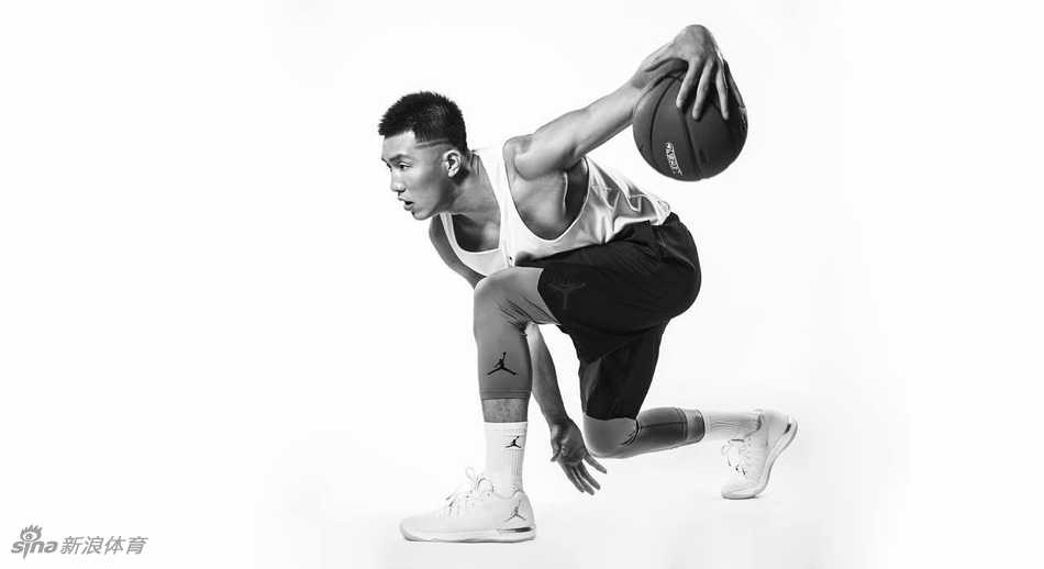 郭艾伦在快速突破中娴熟控球，球感极佳仿佛与手融为一体，展现出其作为顶级控卫扎实的基本功和卓越的球性。