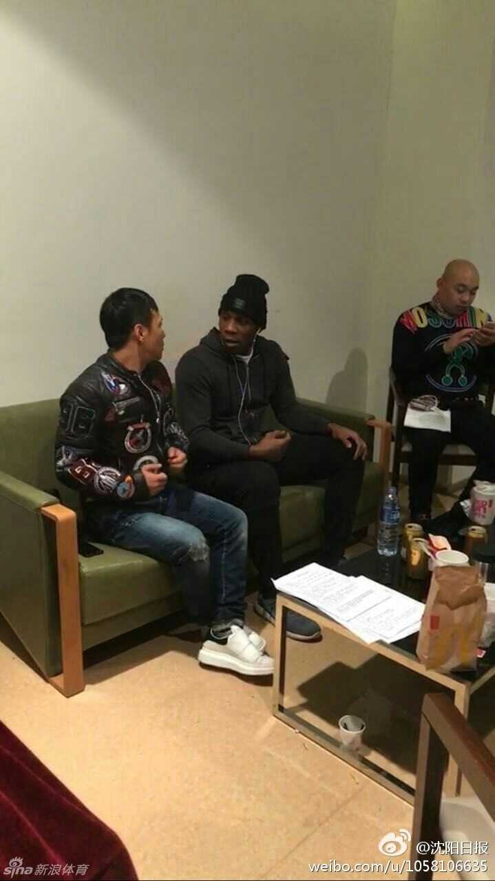 郭艾伦牵线“亲哥俩”宋小宝哈德森,辽视春晚后台飙戏比“损色” 另一张彩排抓拍,哈德森低头看着剧本,宋小宝侧身站立,两人神情专注,仿佛在认真研究接下来的包袱该怎么抖才响。