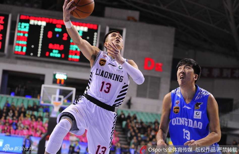 哈德森在防守球员指尖干拔而起，三分球如同精确制导的导弹，在空中划出辽宁队胜利的轨迹。