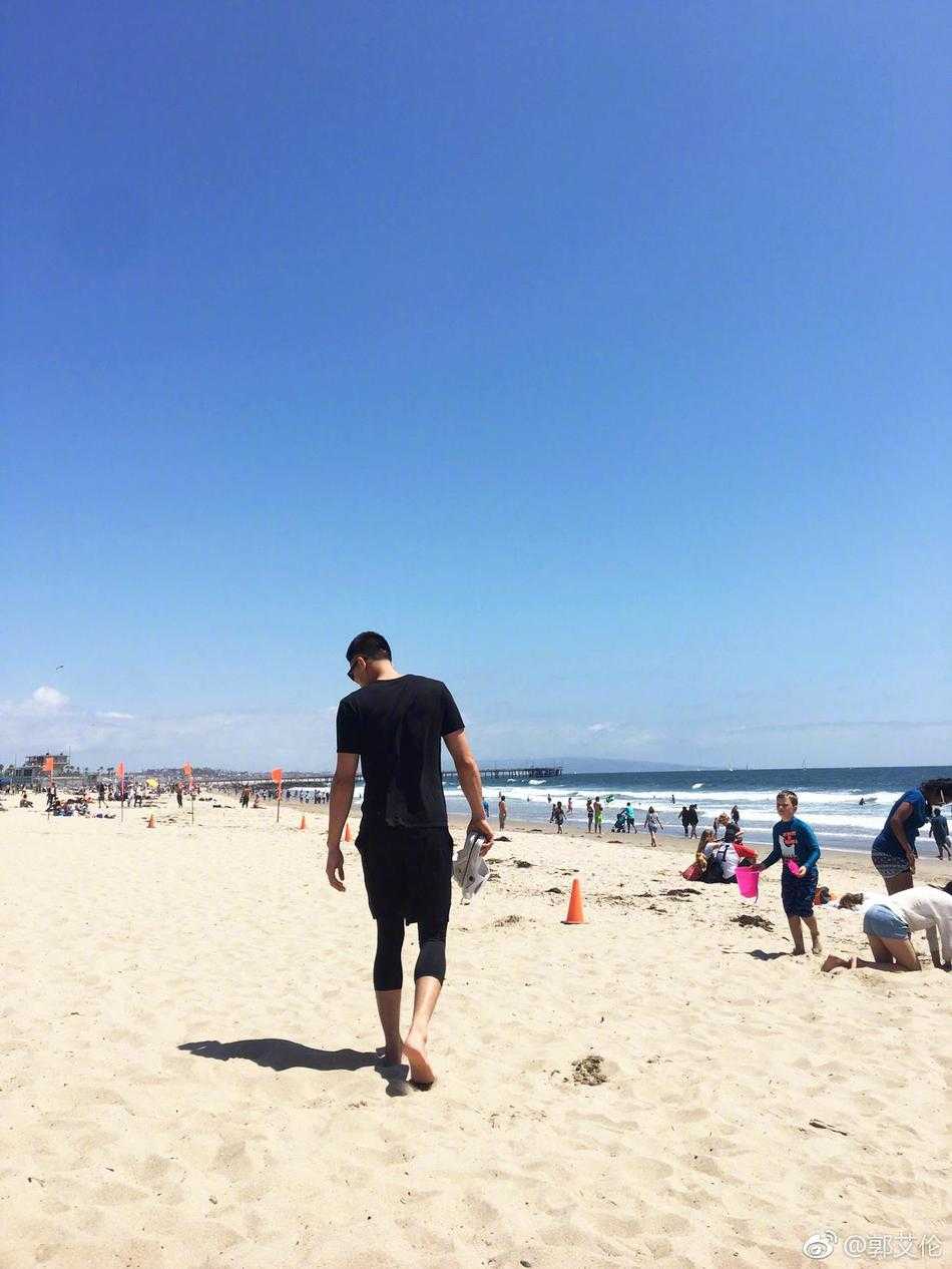 在洛杉矶的球馆里，郭艾伦和林书豪勾肩搭背，两人对着镜头露出灿烂笑容，身后的篮球架见证着他们跨越多年的友谊。