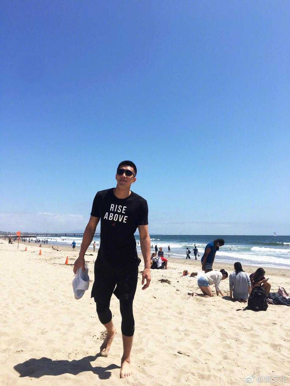 烤苞米特有的焦黄颗粒在郭艾伦嘴边留下了痕迹，他顾不上擦，对着镜头露出满足又带点孩子气的得意表情。