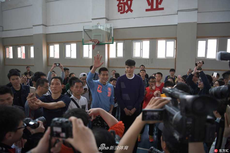 郭艾伦贺天举校园行引爆南昌 与学子切磋共享篮球盛宴 在简易的场地上,郭艾伦全神贯注,展示了一套令人眼花缭乱的运球技巧,让围观的同学惊叹不已。