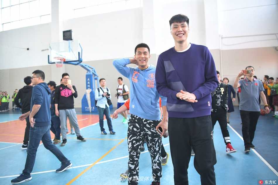 郭艾伦贺天举校园行引爆南昌 与学子切磋共享篮球盛宴 活动结束后,郭艾伦与贺天举一同站在师生中间,面对镜头竖起大拇指,记录下这张充满纪念意义的全家福。