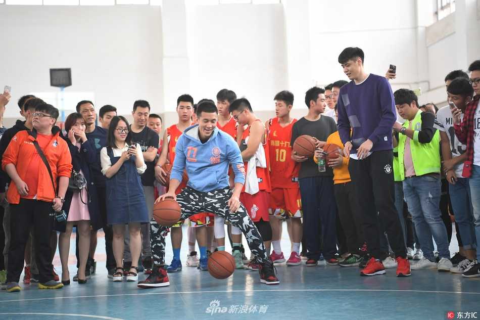 郭艾伦贺天举校园行引爆南昌 与学子切磋共享篮球盛宴 郭艾伦拿起手机与身后的同学们玩起自拍,搞怪表情不断,瞬间抓住了全场所有人的注意力。