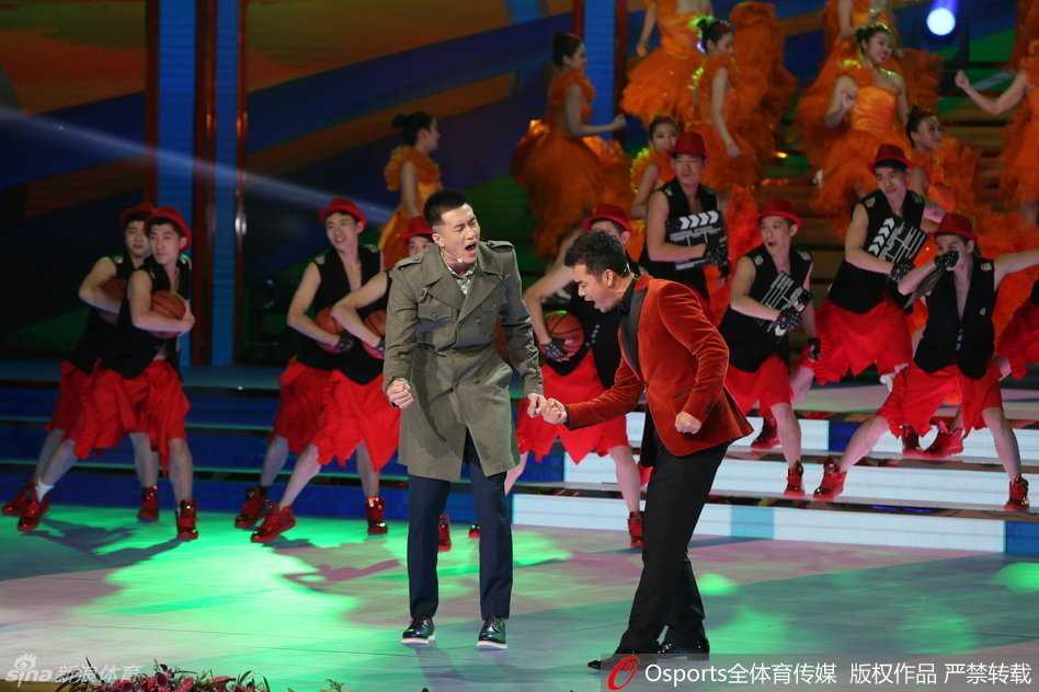 整个录制过程让郭艾伦心情大好，在最后的出场环节，他迈着六亲不认的霸气步伐，昂首挺胸地走向舞台中央，仿佛在宣告：‘今晚，我就是这条街最靓的仔’。